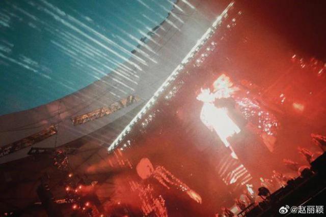 赵丽颖去了张杰演唱会，与谢娜同步化身小迷妹，笑容甜美超迷人