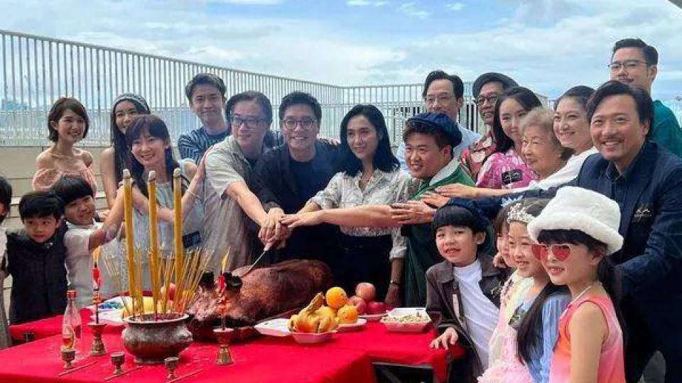 朱茵久违复出拍港剧，新剧演严厉教师获女儿现场探班