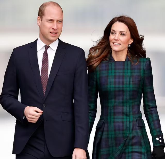 凯特王妃20岁时在大学走秀照片被曝光，威廉王子在现场曾为之着迷