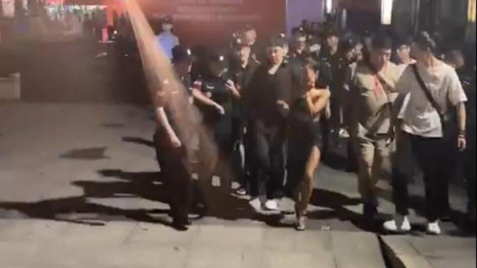 吉克隽逸被粉丝误刮伤 下台后捂脸离开现场