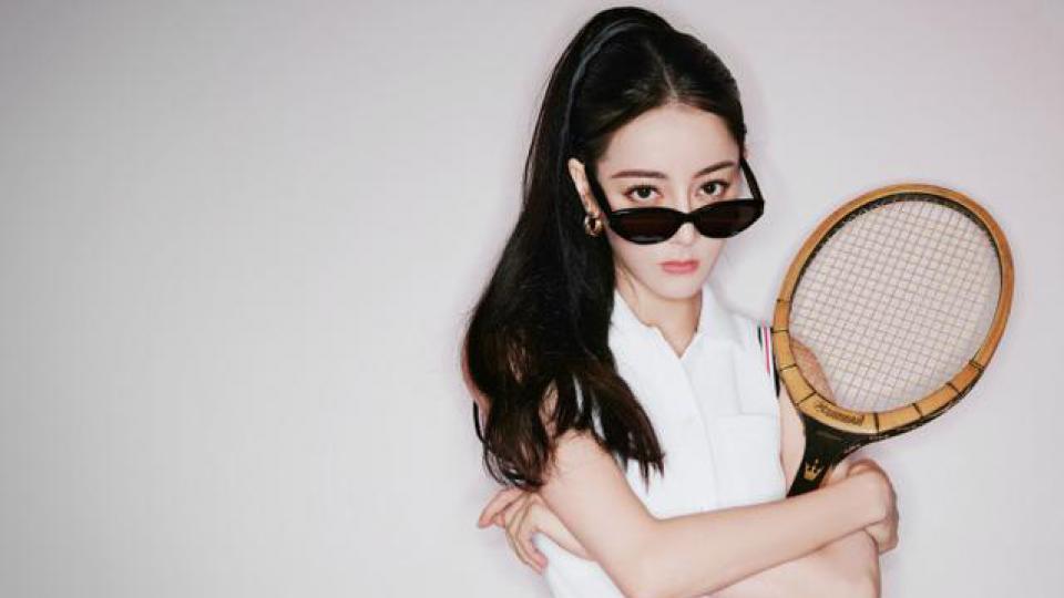 迪丽热巴网球少女造型甜酷满分 活力生风张扬动感