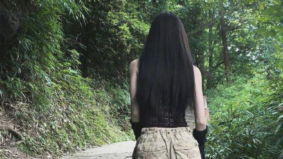 鞠婧祎漫步绿野山林一抹亮色 捧花细嗅蜜语笑颜清澈