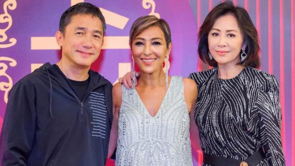 梁朝伟风波后与刘嘉玲合体撒糖 刘嘉玲趴唐鹤德怀里关系好