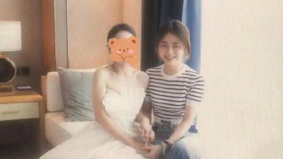 谭松韵参加好友婚礼打扮低调 抢到捧花开心与新人合影