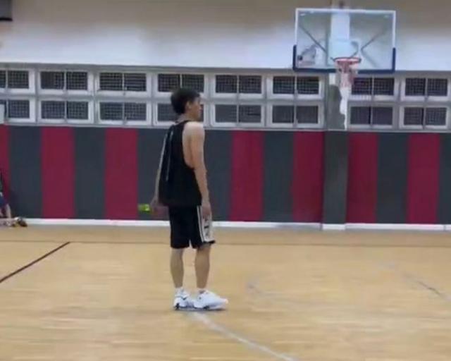 李易峰回老家约好友打球，暴瘦至100斤身体惹担忧，瘦成皮包骨