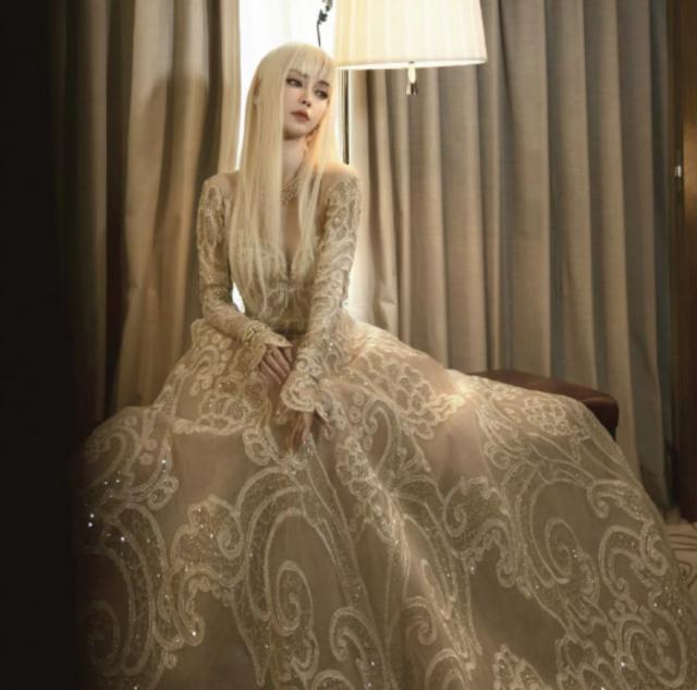 离开黄晓明一年多，baby穿山寨礼服出圈，处境尴尬资源降级明显