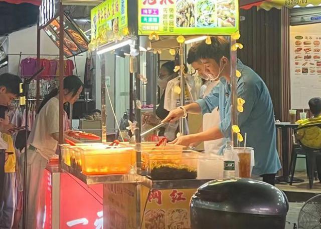 知名港星广东摆摊卖鸡爪！忙前忙后接地气，已在当地买下2套房