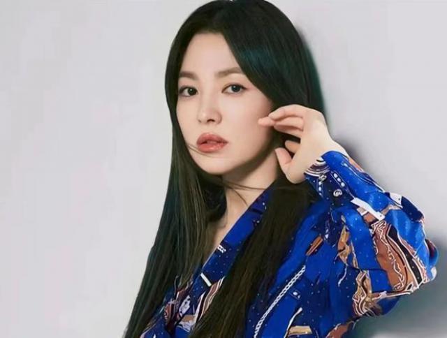 宋慧乔晒度假照：素颜怼脸拍好甜美，造型让网友梦回《浪漫满屋》