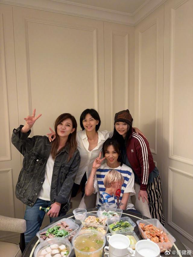 天后世纪合照！孙燕姿梁静茹蔡健雅许美静聚餐开心比耶