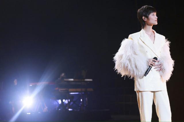 李宇春演唱会造型独特 白羽毛西装吸睛