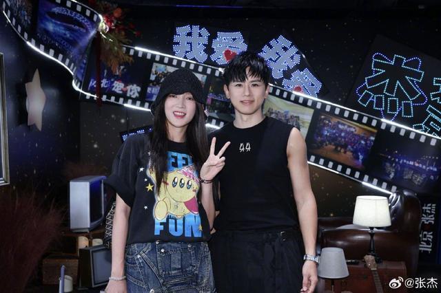 张杰鸟巢演唱会完美收官 晒与姚晨赵丽颖杨迪等合影