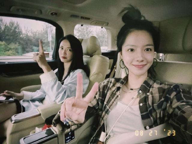 姚晨庄达菲晒车内合照 二人对镜比耶表情搞怪