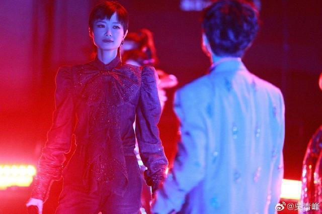 吴青峰晒与李宇春合照 发长文讲述当演唱会嘉宾感受