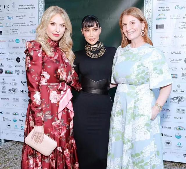 金·卡戴珊换新发型超嫩！出席晚宴成合影打卡点