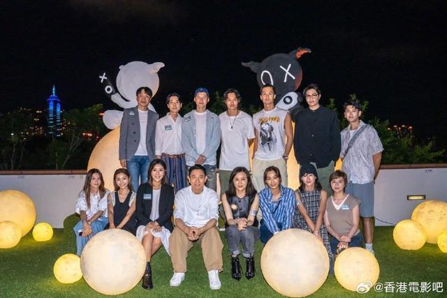 刘德华跨界办艺术展 好友关之琳现身捧场