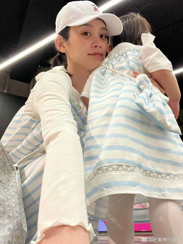 奚梦瑶晒与女儿合照 母女穿亲子装Romee遗传超模身高