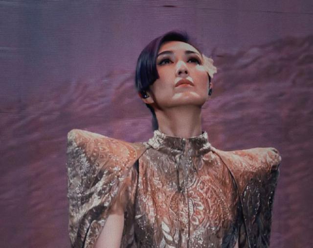 知名歌手杨千嬅湛江街边冲咖啡，接地气行为惹围观