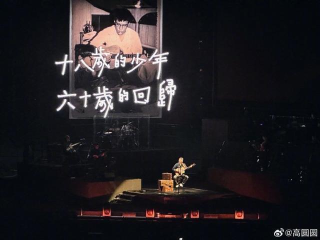 高圆圆晒照去看李宗盛演唱会 低调乘地铁对镜萌趣摆拍