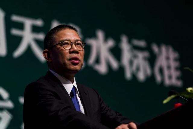 靠卖水蝉联首富，钟睒睒是什么来头？