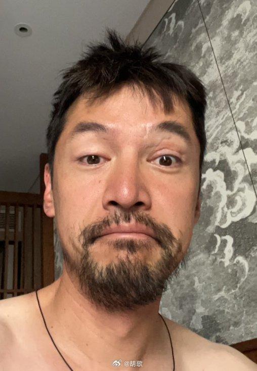 胡歌深夜晒胡茬自拍显憔悴 称自己对不起好多人