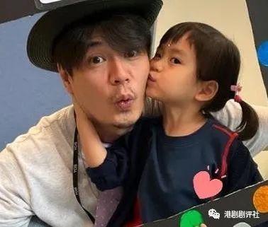 杨怡老公抱妻女庆祝生日：你们快乐所以我快乐