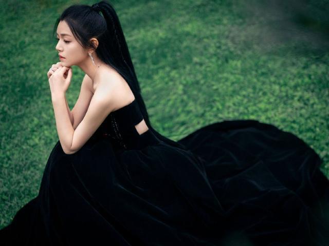 陈妍希穿黑色抹胸长裙露香肩 扎高马尾元气少女感满满