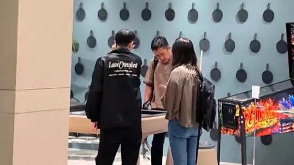 网友偶遇梁朝伟与女子逛街，被发现后立刻戴上口罩