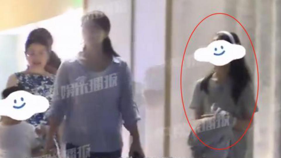 陈好一家五口现身！儿女乖巧文静颜值高，富豪老公像跟班