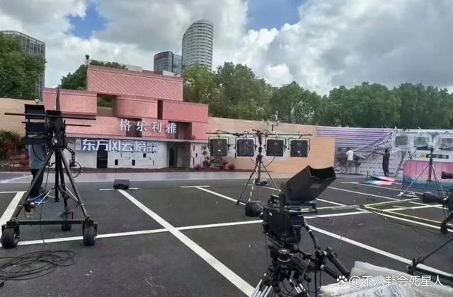 风云榜红毯被嘲像农村大舞台，明星打伞出场，礼服变脏拖布