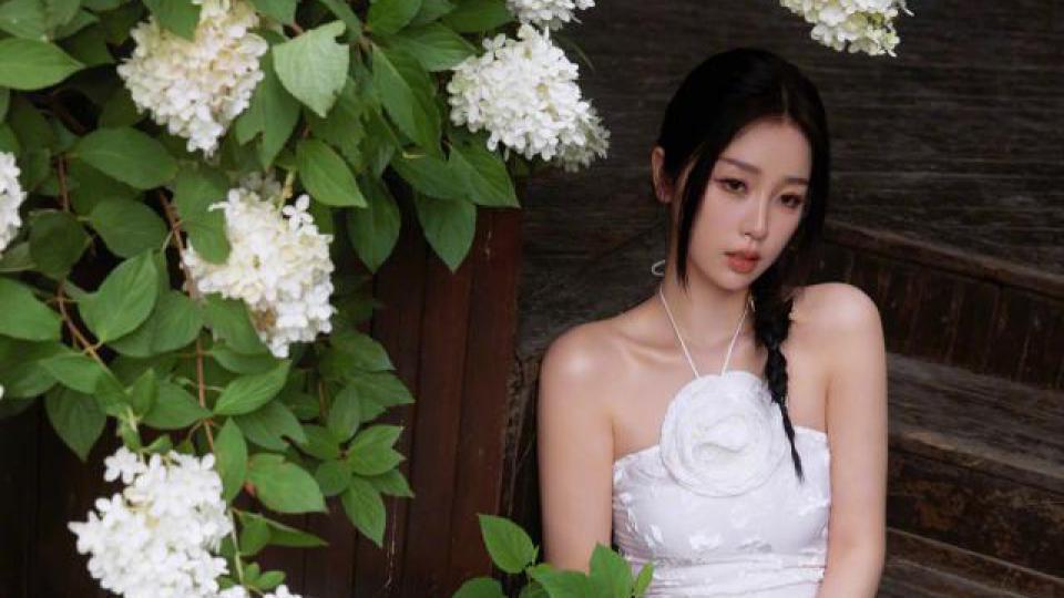 虞书欣穿挂脖白裙勾勒完美身材 眼神太撩人