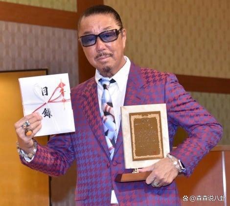 67岁日本男星确诊乳腺癌，紧急停工接受化疗，发文公布病情