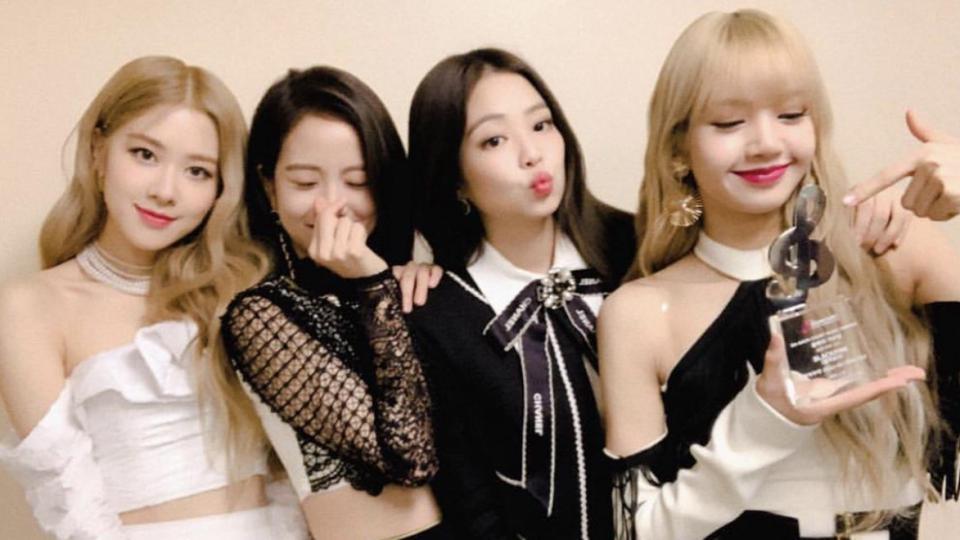 擦边？穿衣自由？超人气女团火辣开唱，成员穿超短舞台服装疑走光引热议