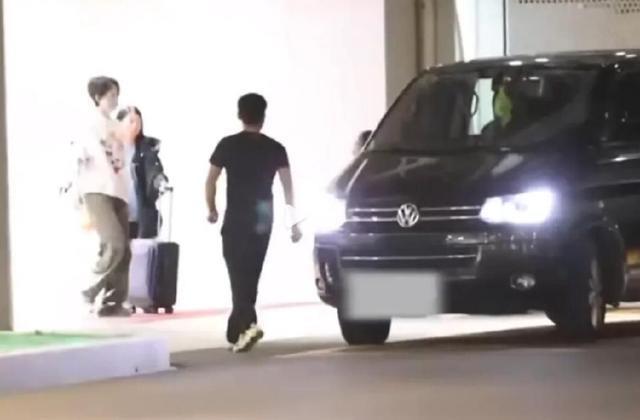 谢霆锋过生日低调秀恩爱 王菲飞北京穿搭朴素接地气