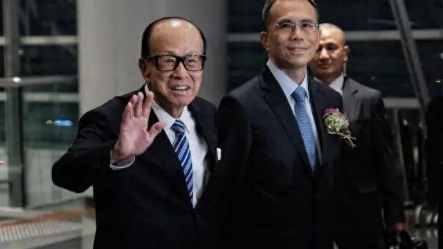 李嘉诚坐轮椅到寺庙，周凯旋贴身照顾，二人诚心跪拜佛像