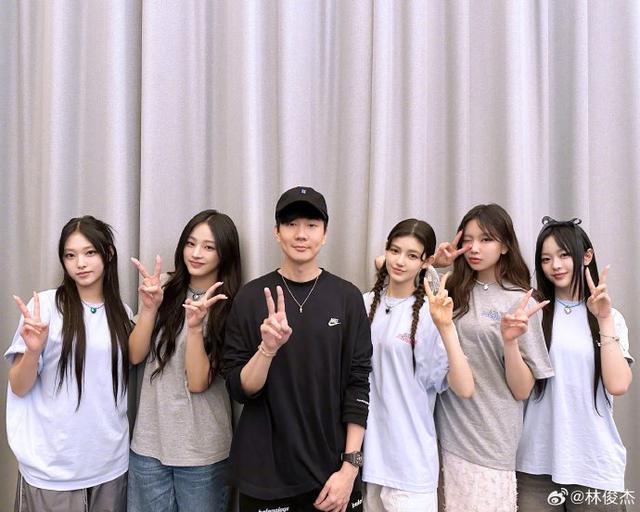 梦幻联动！林俊杰参观Hybe总部与NewJeans合照