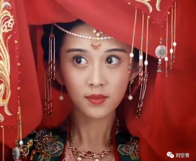 她的脸，真的有点恐怖的