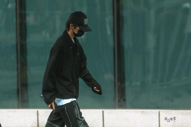 时代少年团全员录制《王牌8》头戴棒球帽青春活力