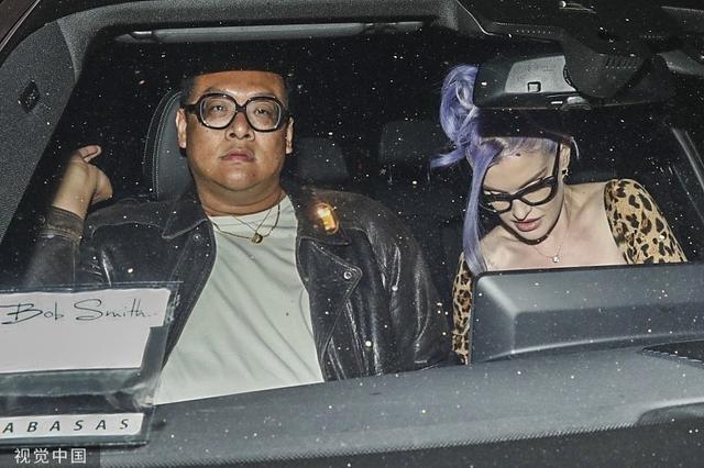 凯莉·奥斯本穿豹纹连衣裙外出约会 浅紫发色十足吸睛