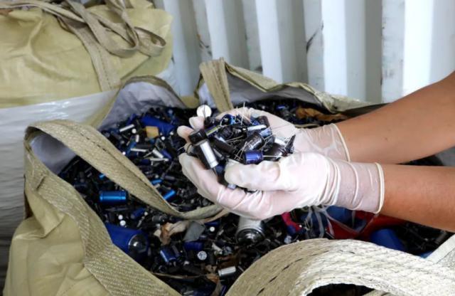 大连海关退运 19.02 吨电子洋垃圾，以“铝电解电容器”名义报关