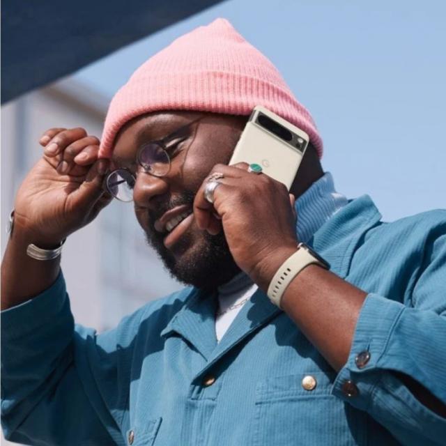 谷歌Pixel 8 Pro手机首张官方宣传图曝光，瓷白色版本亮相