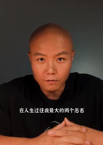 主持人乐嘉八年后回应太监和耍酒疯事件 称公道自在人心