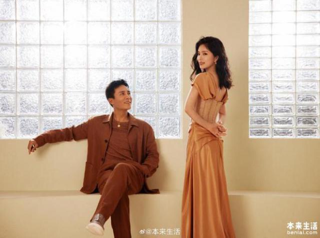 杜淳老婆带女儿外出难掩幸福，身材窈窕温柔耐心