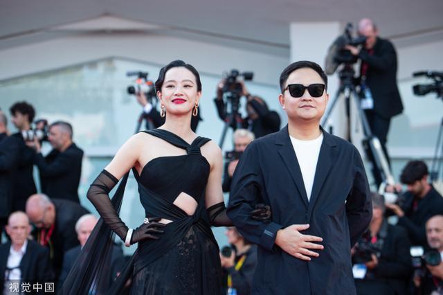 威尼斯电影节开幕红毯 舒淇费翔李梦等盛装亮相