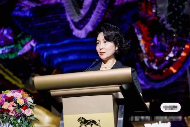 何超琼现身贵州，在山间土地穿清凉紧身吊带，被指不得体