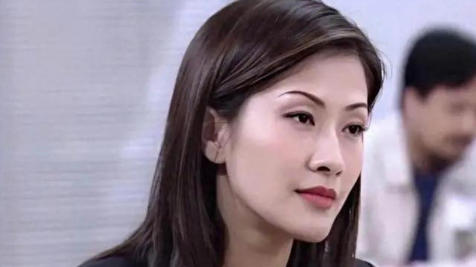 香港知名女星突然复出，在地铁站拍节目气质独特获赞高知女神