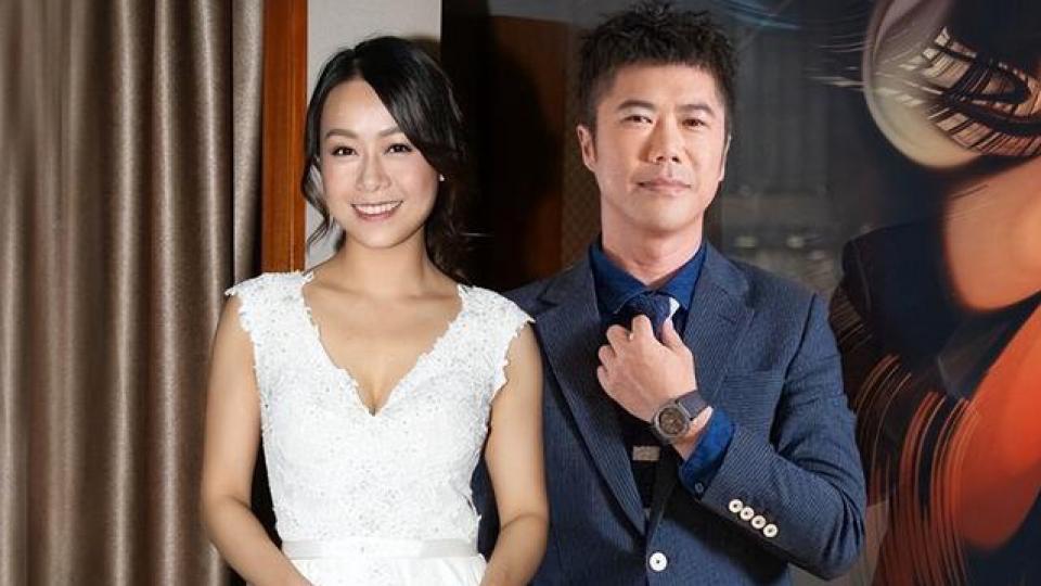 黄心颖婚后首亮相，戴3克拉钻戒富贵逼人，丈夫护妻硬刚记者