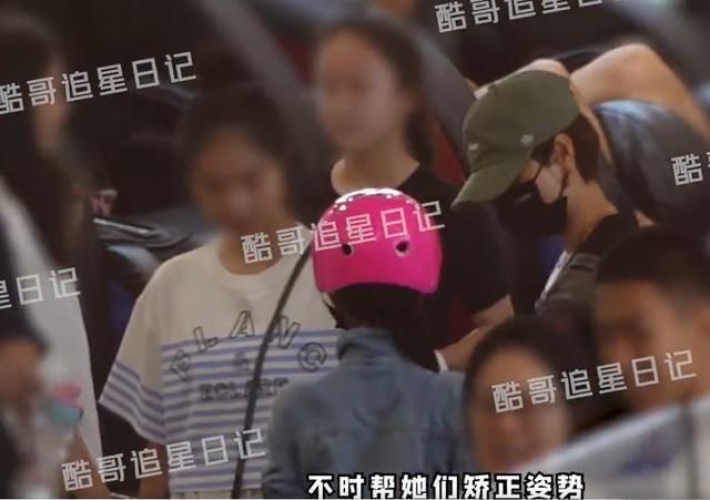 马伊琍与闺蜜带娃滑冰 15岁女儿爱马岁身高已赶上妈妈