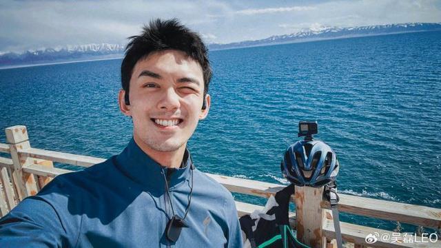 吴磊骑行打卡赛里木湖 少年笑容和蓝天碧水一般蔚蓝