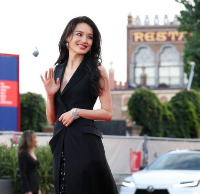 威尼斯影展盛大开幕，舒淇黑色长裙唇红齿白，费翔亮相似巨星