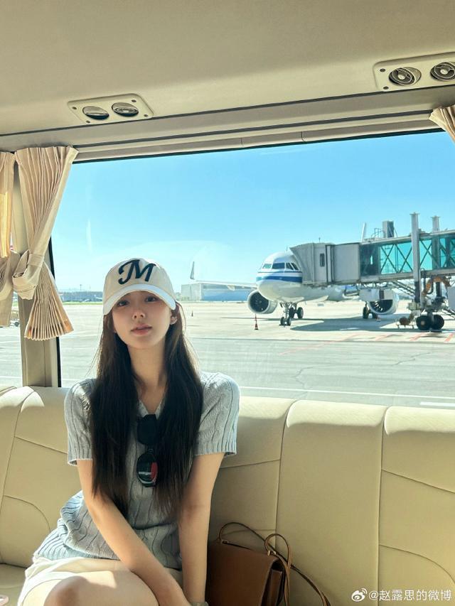 赵露思录制节目与网友合照 穿的衬衫上印满自己表情包